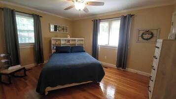 3 Schlafzimmer, Schreibtisch, Bügeleisen/Bügelbrett, Reisekinderbett