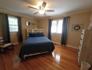 3 Schlafzimmer, Schreibtisch, Bügeleisen/Bügelbrett, Reisekinderbett