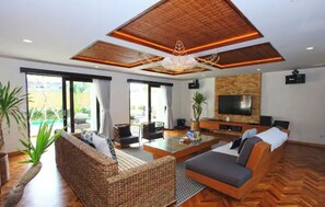TV - Cassia Villa 7 Bedroom in Central Berawa - Canggu (Bali)