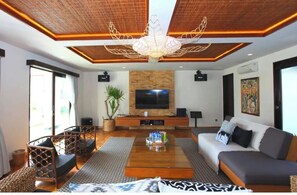 TV - Cassia Villa 7 Bedroom in Central Berawa - Canggu (Bali)