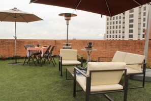 Outdoor dining - Rosales Penthouse - Long term stays only! (Bogotá)