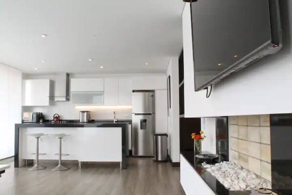 Kühlschrank, Mikrowelle, Ofen, Herdplatte