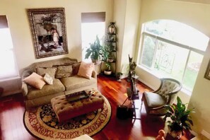 Smart TV, fireplace, DVD player, table tennis