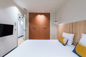 2 bedrooms, iron/ironing board, bed sheets
