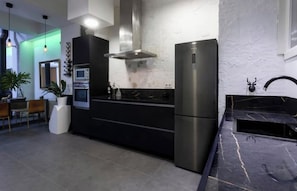 Køleskab, mikrobølgeovn, ovn, kogeplade