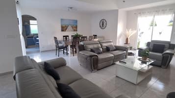 Ălytelevisio, pöytĂ€tennispöytĂ€, kirjoja