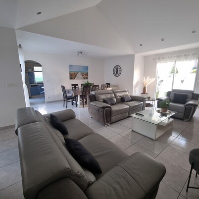 Bright 138m2 house near the ocean 