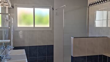 Baignoire, sĂšche-cheveux, serviettes fournies, savon