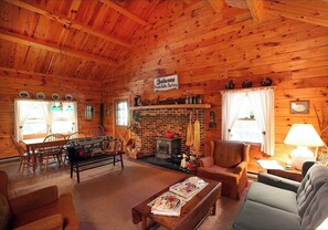 Smart-TV, Kamin, DVD-Player, Bücher