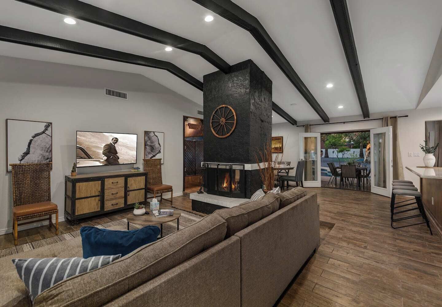 Smart TV, chimenea y oficina 