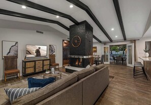 Una Smart TV, una chimenea, una oficina