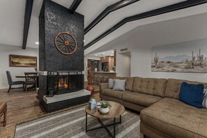 Smart-TV, Kamin, Arbeitsbereiche