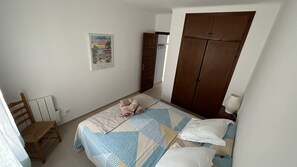 2 slaapkamers, een strijkplank/strijkijzer, reisbedje, gratis wifi