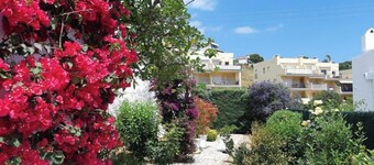 Charming renovated house - 4 mn walk from Grifeu beach - Very nice garden-Parking area