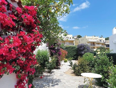 Charming renovated house - 4 mn walk from Grifeu beach - Very nice garden-Parking area