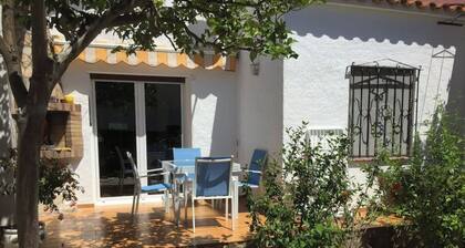 Charming renovated house - 4 mn walk from Grifeu beach - Very nice garden-Parking area