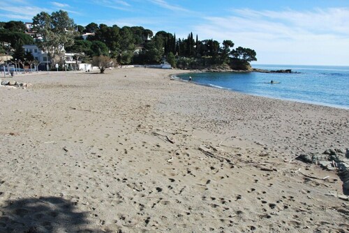 Charming, renovated house—4-minute walk to Grifeu Beach—Beautiful garden—Parking—Air conditioning