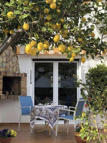 Charming, renovated house—4-minute walk to Grifeu Beach—Beautiful garden—Parking—Air conditioning