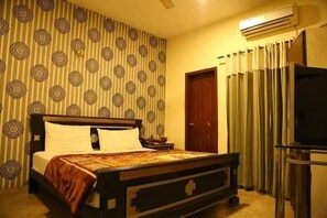 Enjoy a comfortable stay in this traditional room featuring a single bed, bedside table, and television.