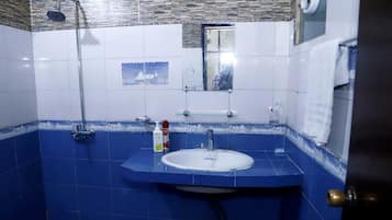 Quarto casal standard | Banheiro | Banheira e chuveiro separados, produtos de toalete de grife