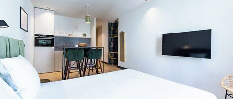 Een strijkplank/strijkijzer, internet, beddengoed