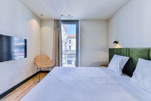 Iron/ironing board, bed sheets