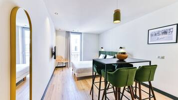 Tabla de planchar con plancha y ropa de cama