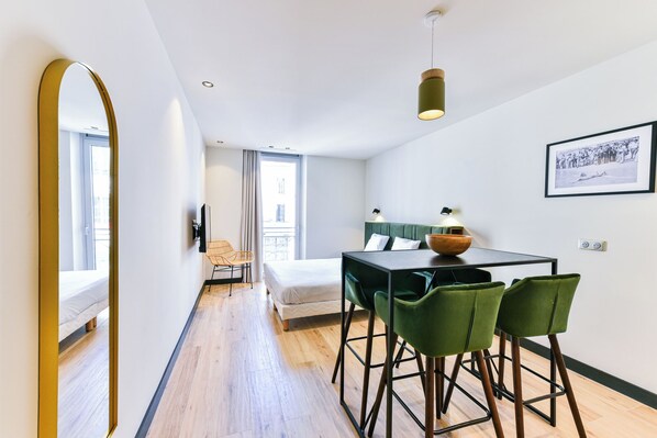 Iron/ironing board, bed sheets