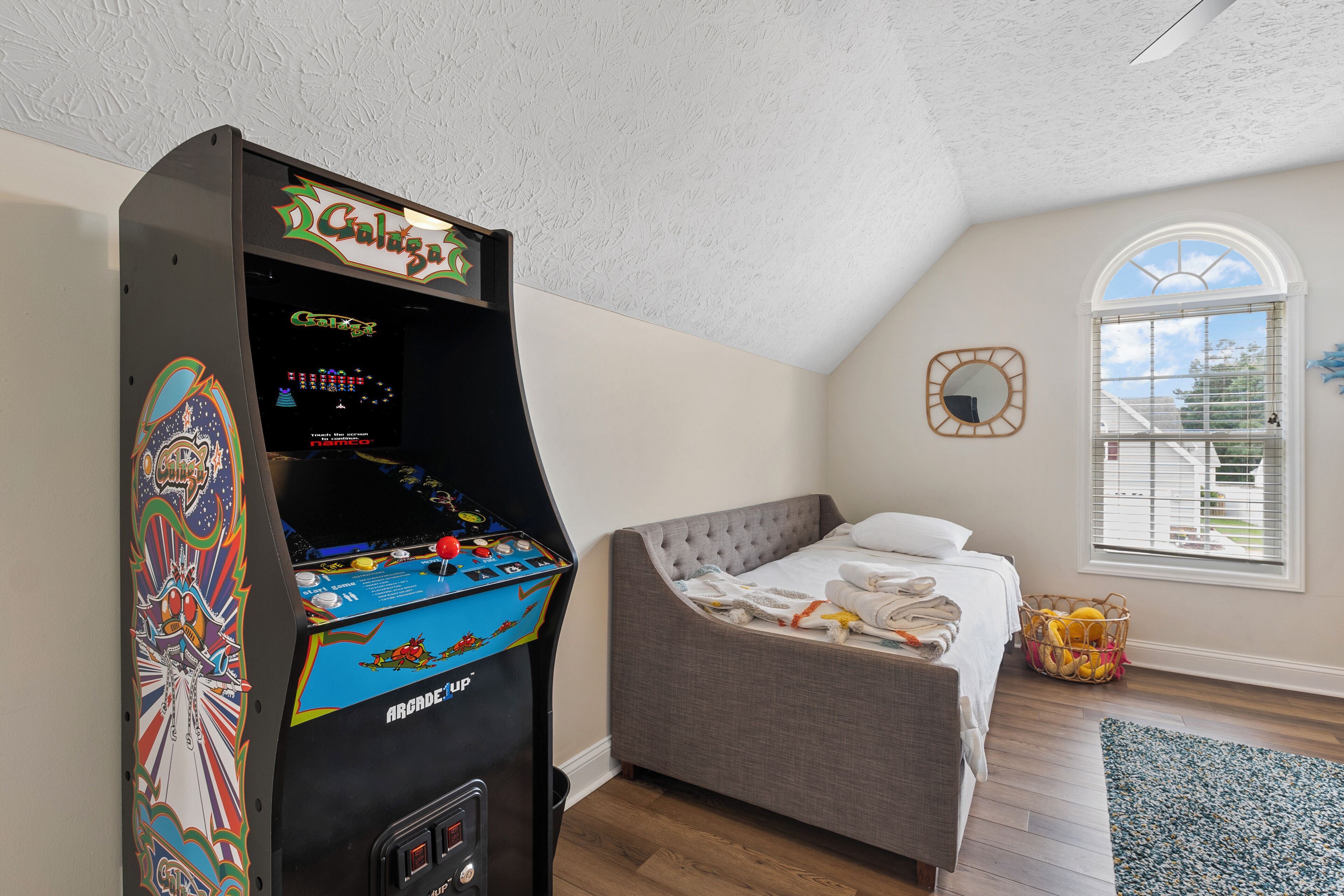 4 makuuhuonetta, työpöytä, silitysrauta/-lauta, vauvan matkasänky