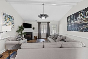 Fernseher, Kamin, Streaming-Dienste, Arbeitsbereiche