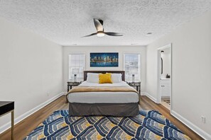 4 makuuhuonetta, työpöytä, silitysrauta/-lauta, vauvan matkasänky