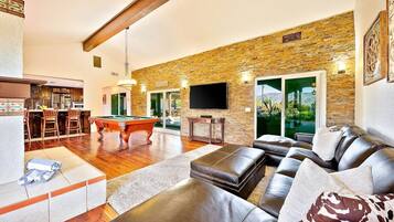 Smart TV, fireplace, ping pong