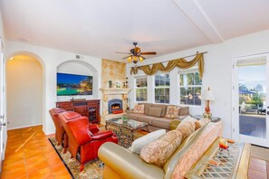 Een smart-tv en een open haard