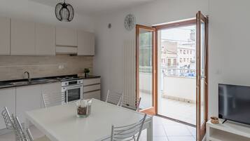 Frigorifero, forno, macchina per tè/caffè, tostapane