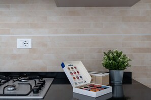 Réfrigérateur, four, cafetière/bouilloire, grille-pain