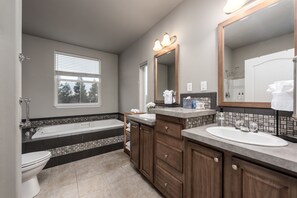 Combined shower/tub, hair dryer, towels - Vineyard Vista | Close to Wineries, Lakes, & More! Sleeps 10 w/Hot Tub (Clements)