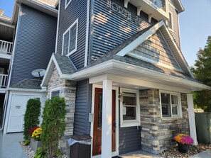 Exterior detail - North Shore Inn Traverse City - Unit 103 (Traverse City)