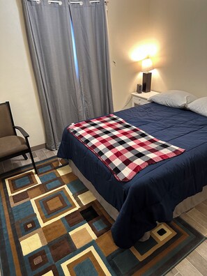 4 室のベッドルーム、WiFi (無料)、ベッドシーツ