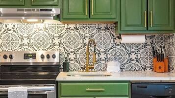 Réfrigérateur, four à micro-ondes, un four, surface de cuisson