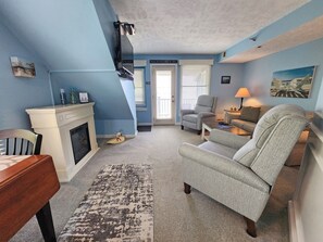 Televisión y chimenea 