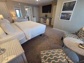 2 bedrooms, iron/ironing board, free WiFi, bed sheets - Bay View, Private Balcony, Updated Bathrooms - North Shore Inn Condo 302 (Traverse City)