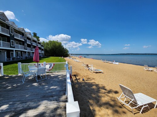 Top Floor, Private Master Suite, 2 Balconies - North Shore Inn Condo 304