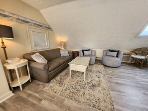 TV - Quiet, King Bed, Overlooking the Pool - North Shore Inn Condo 400 (Traverse City)