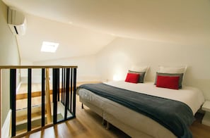 1 habitación, tabla de planchar con plancha y ropa de cama