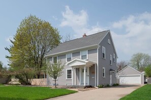 Exterior - Luxury Appleton Home - 4 Bedrooms, Free Parking! (Appleton)