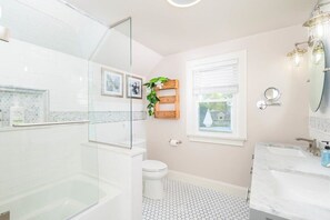 Bañera, secador de pelo y toallas