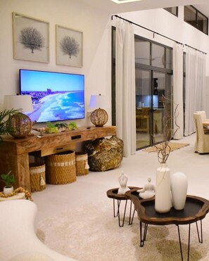 Smart TV, books - Luxury Villa BIBI (Las Terrenas)