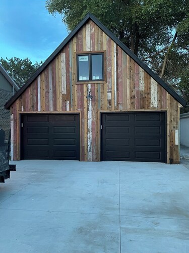 Adorable Brand New Studio Barn Loft with Full Kitchen and Bath