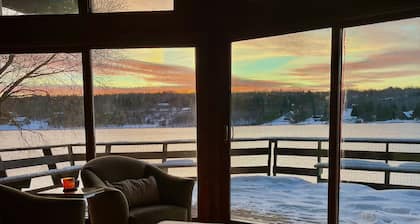 Bliss Shores Waterfront Chalet & attached Guest Suite: Sunsets & Northern Lights