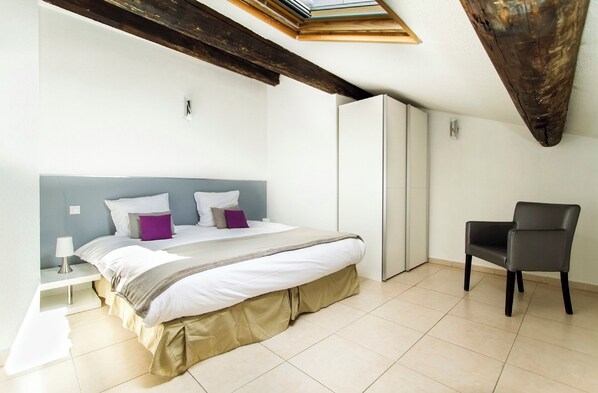 3 chambres, fer et planche à repasser, draps fournis
